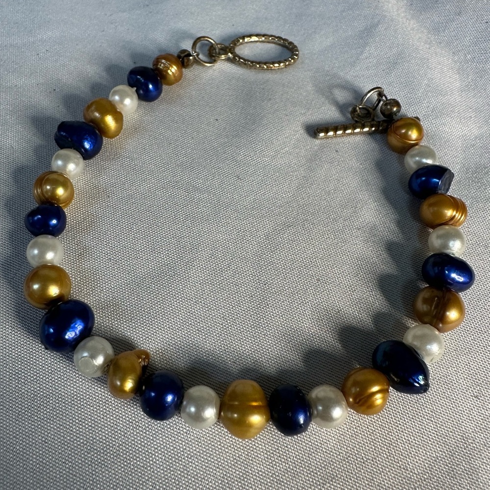 Freshwater pearl toggle bracelet blue gold white